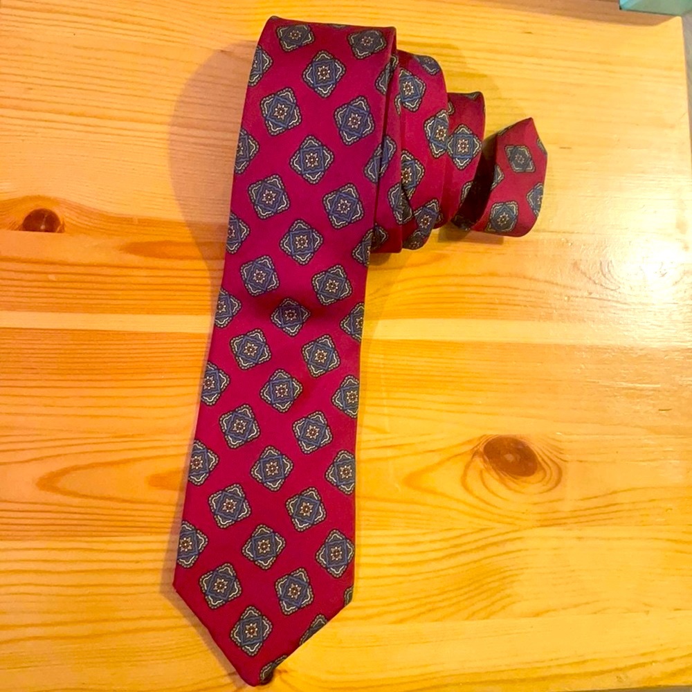 Giorgio Men’s Geometric Medallion Pattern 100% Silk Necktie.